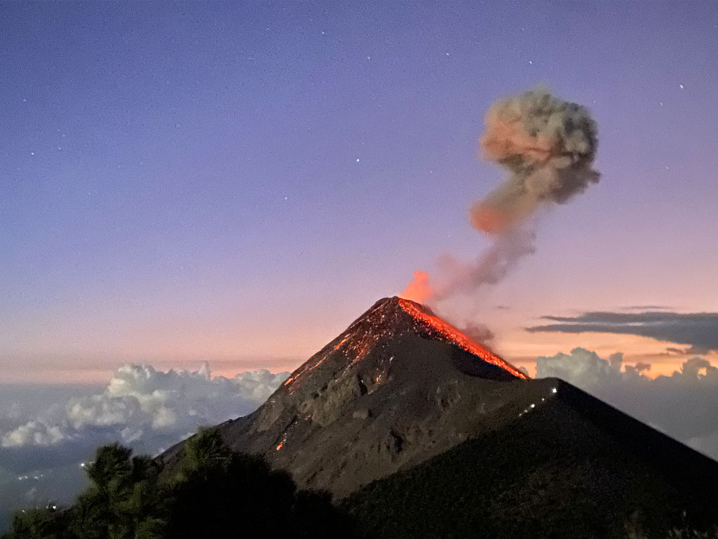 volcan-fuego-en-eruption-coucher-du-soleil-guatemala