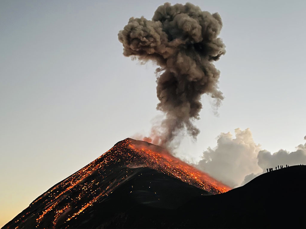 volcan-fuego-en-eruption